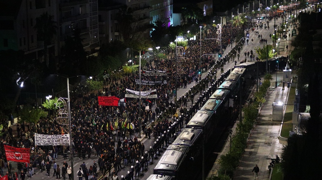 Εικόνες από την πορεία για τα 51 χρόνια από την εξέγερση του Πολυτεχνείου