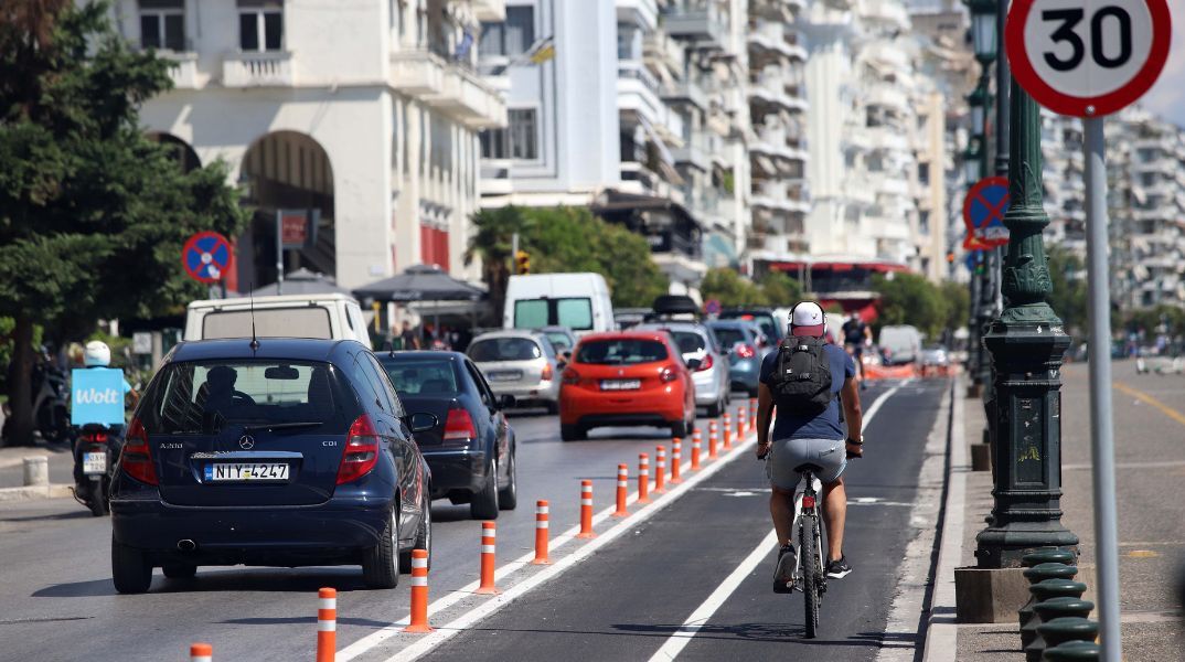 Θεσσαλονίκη: Καταργείται ο ποδηλατόδρομος της Λεωφόρου Νίκης - Τι δηλώνει η δημοτική αρχή του Στέλιου Αγγελούδη - Τι υποστηρίζει η αντιπολίτευση. 