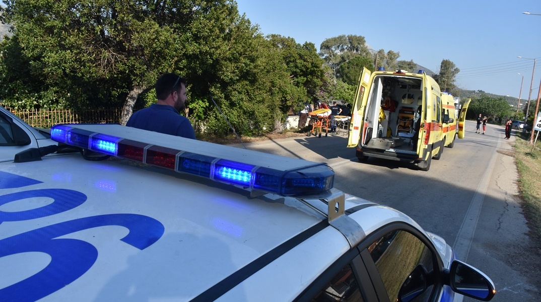 Ασθενοφόρο και περιπολικό σε επαρχιακό δρόμο