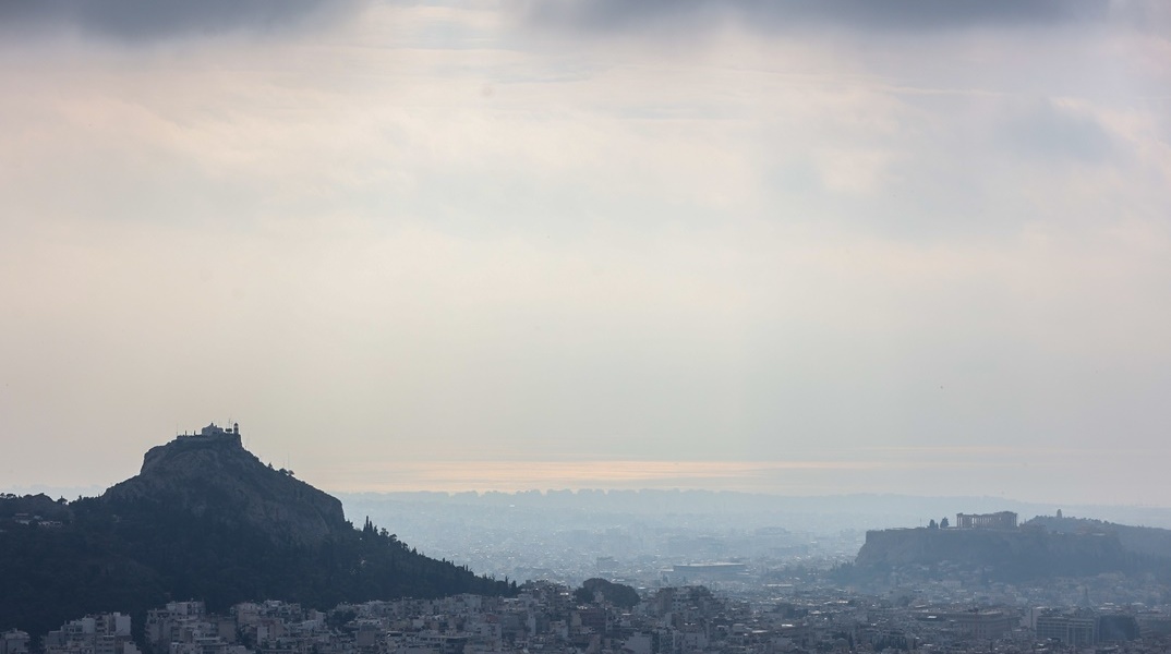 Σύννεφα και βροχή πάνω από την Αττική