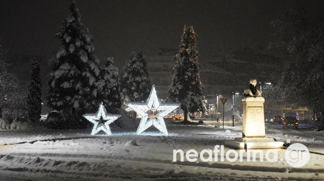 Χιόνια στη στολισμένη για τα Χριστούγεννα Φλώρινα