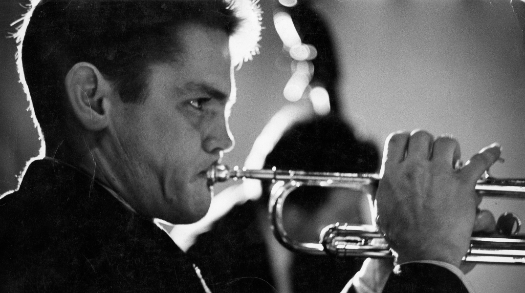 Chet Baker: Η διαδρομή του μεγάλου τρομπετίστα της τζαζ και οι αλλαγές στη μουσική του.