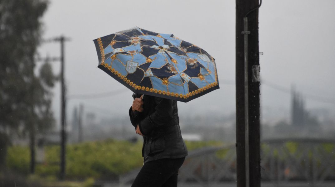 Καιρός: Bροχές και πολύ κρύο το Σαββατοκύριακο - Πότε θα χιονίσει στην Αττική