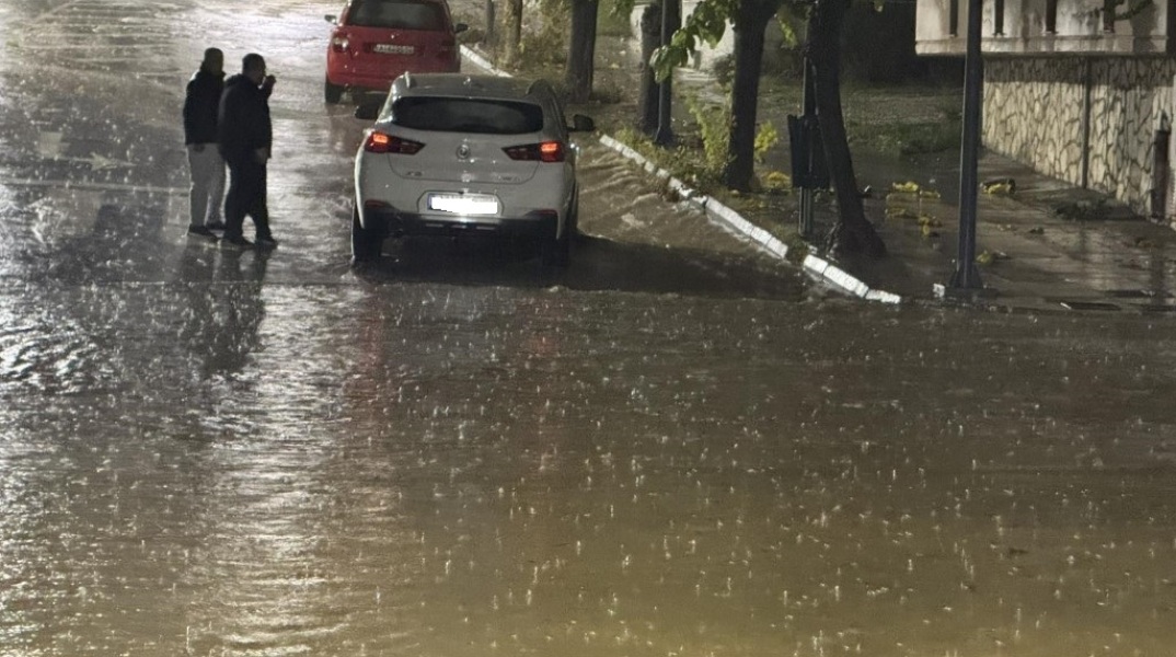 Πλημμυρισμένοι δρόμοι από την κακοκαιρία στο Αγρίνιο