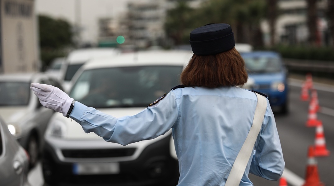 Τροχονόμος ρυθμίζει την κυκλοφορία