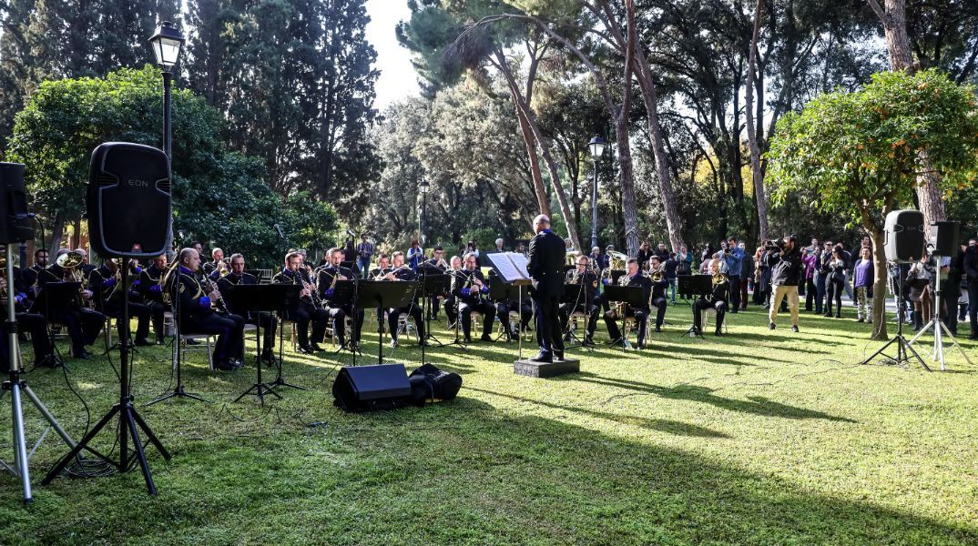 Χριστουγεννιάτικες μελωδίες στον κήπο του Προεδρικού Μεγάρου την Κυριακή