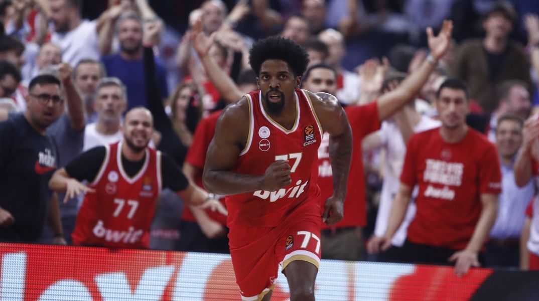 Euroleague: Στις 10 καλύτερες φάσεις της αγωνιστικής βρίσκεται το κάρφωμα του Σακίλ Μακκίσικ, στην αναμέτρηση του Ολυμπιακού στο ΣΕΦ