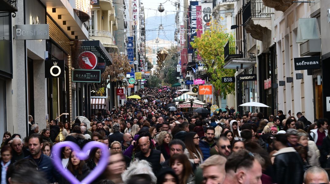 Κορυφώνεται η κίνηση στην εορταστική αγορά - Ανοικτά σήμερα Κυριακή 22 Δεκεμβρίου τα μαγαζιά - Το ωράριο λειτουργίας - Συμβουλές στους καταναλωτές.