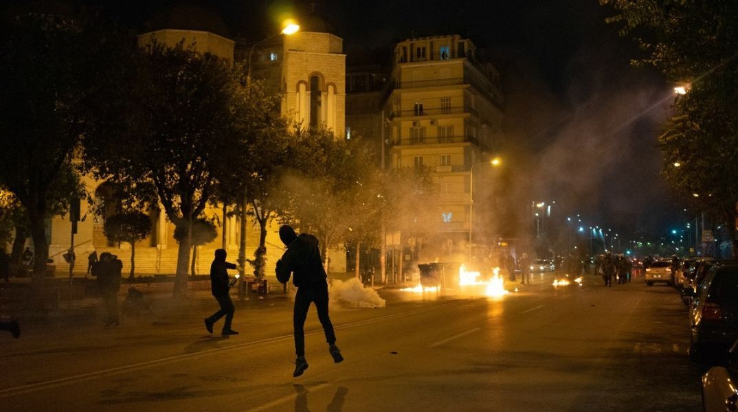 Θεσσαλονίκη: Ομάδα ατόμων έριξε βόμβες μολότοφ στις αστυνομικές δυνάμεις έξω από το τουρκικό προξενείο - Σε 26 προσαγωγές προχώρησε η ΕΛ.ΑΣ.