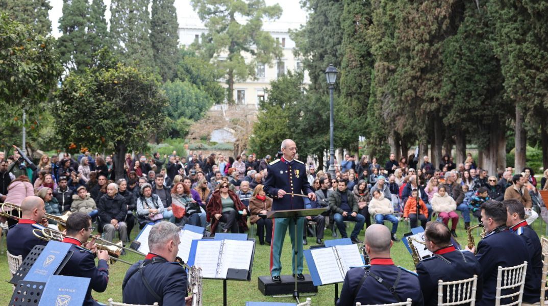 Χριστουγεννιάτικες μελωδίες στον κήπο του Προεδρικού Μεγάρου - Παρούσα η Κατερίνα Σακελλαροπούλου - Αντάλλαξε ευχές με πολίτες