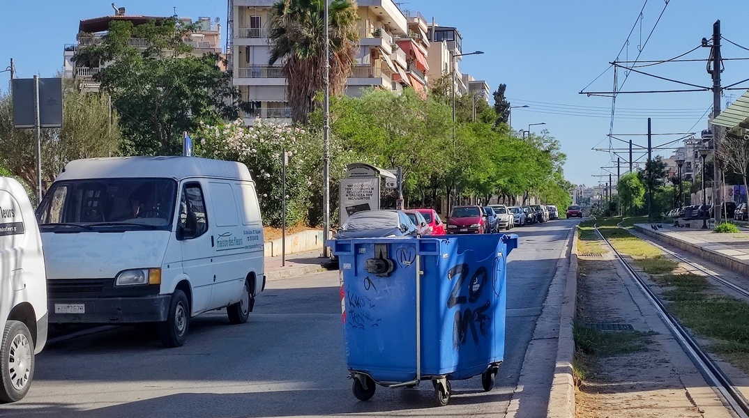 Κάδος στη μέση του δρόμου στη Νέα Σμύρνη