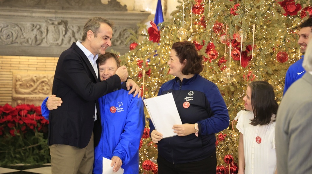 Πρωτοχρονιάτικα κάλαντα στον Κυριάκο Μητσοτάκη από τους αθλητές των Special Olympics Hellas 