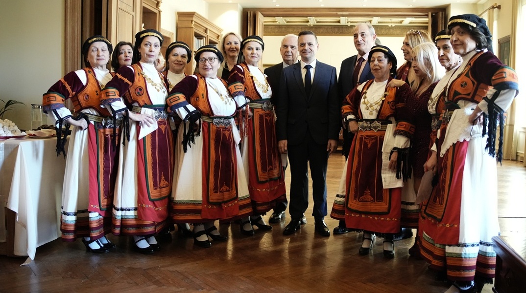 Πρωτοχρονιάτικα κάλαντα για τον Χάρη Δούκα στο δημαρχιακό μέγαρο της Αθήνας