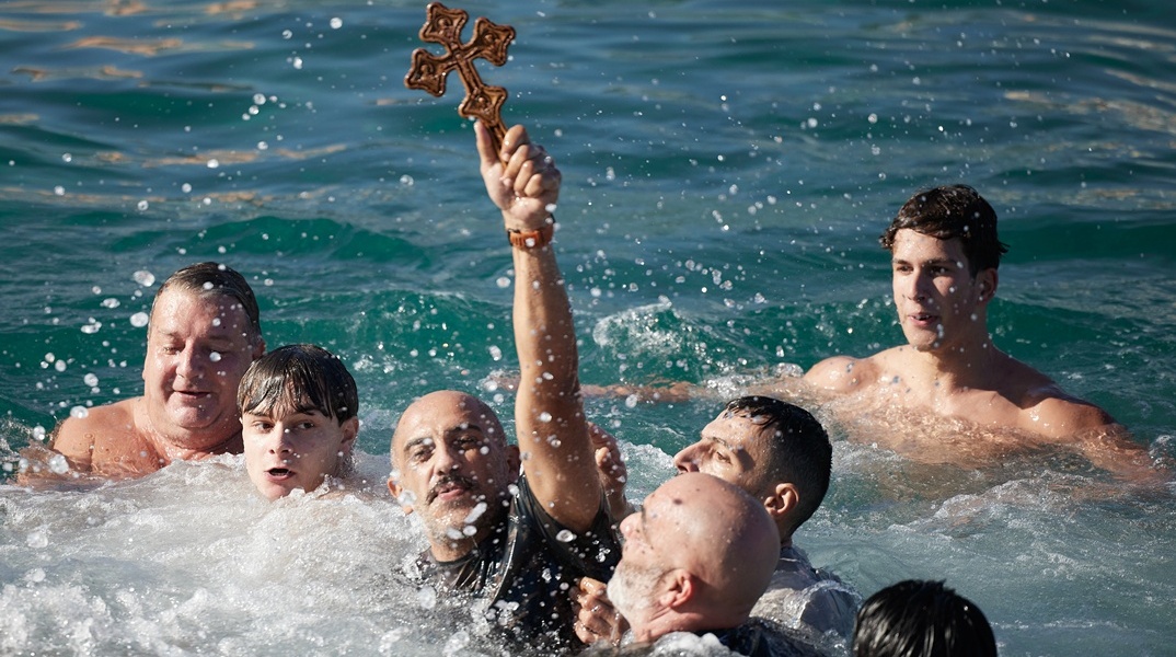 Στιγμιότυπο από το πιάσιμο του Σταυρού τα Θεοφάνεια