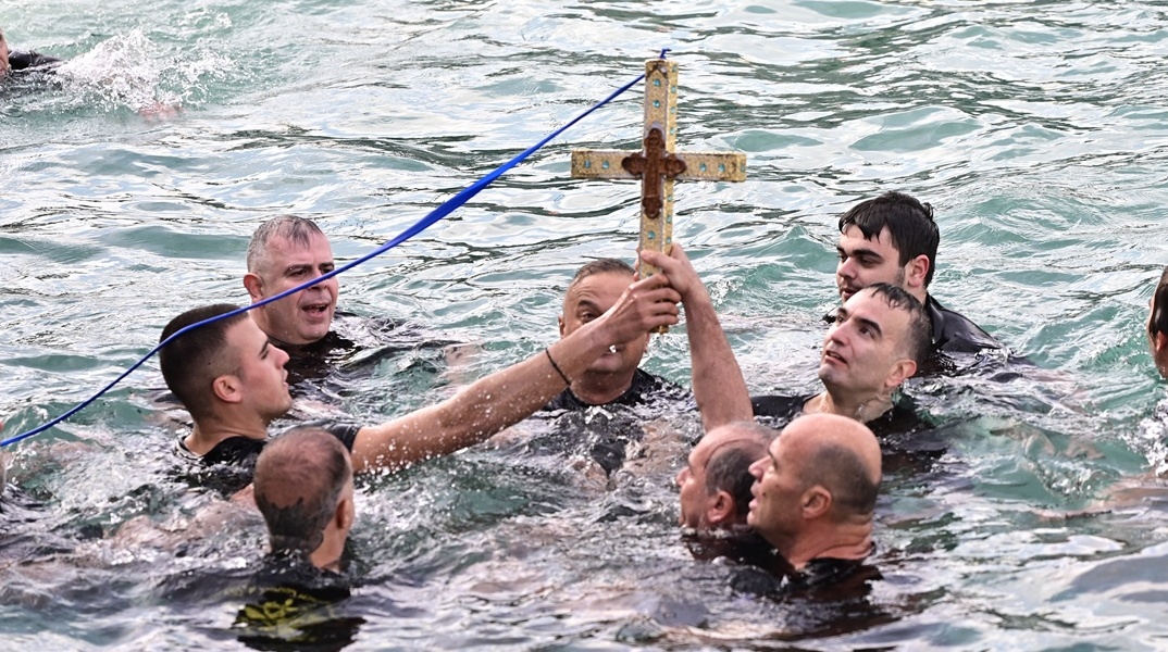 Πολίτες έπεσαν στη θάλασσα για να πιάσουν τον Σταυρό κατά τον αγιασμό των υδάτων