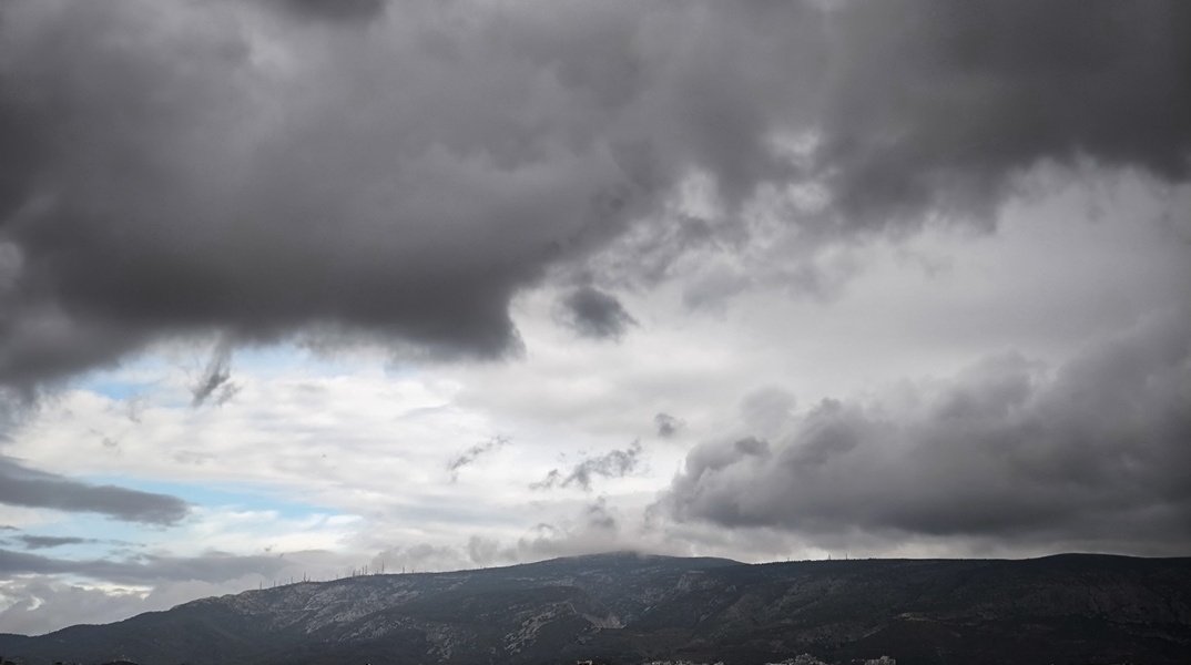 Πυκνά μαύρα σύννεφα πάνω από την Αθήνα