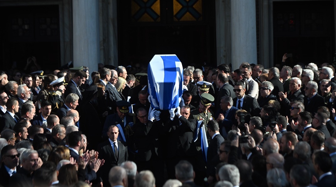 Το τελευταίο αντίο στον Κώστα Σημίτη - Η πομπή κατευθύνεται στο Α' Νεκροταφείο