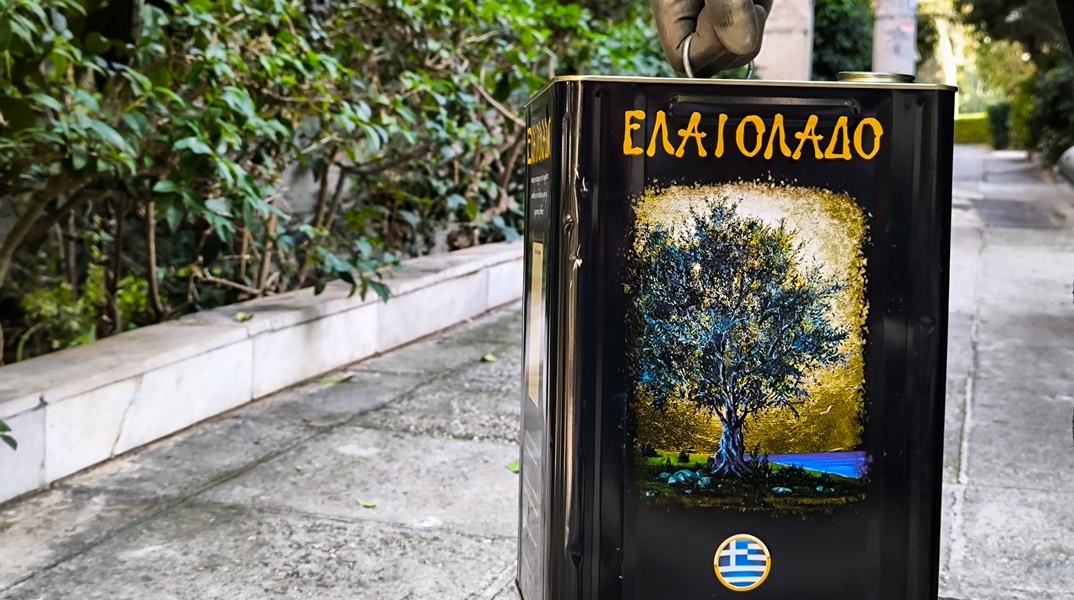 Τενεκές με ελαιόλαδο