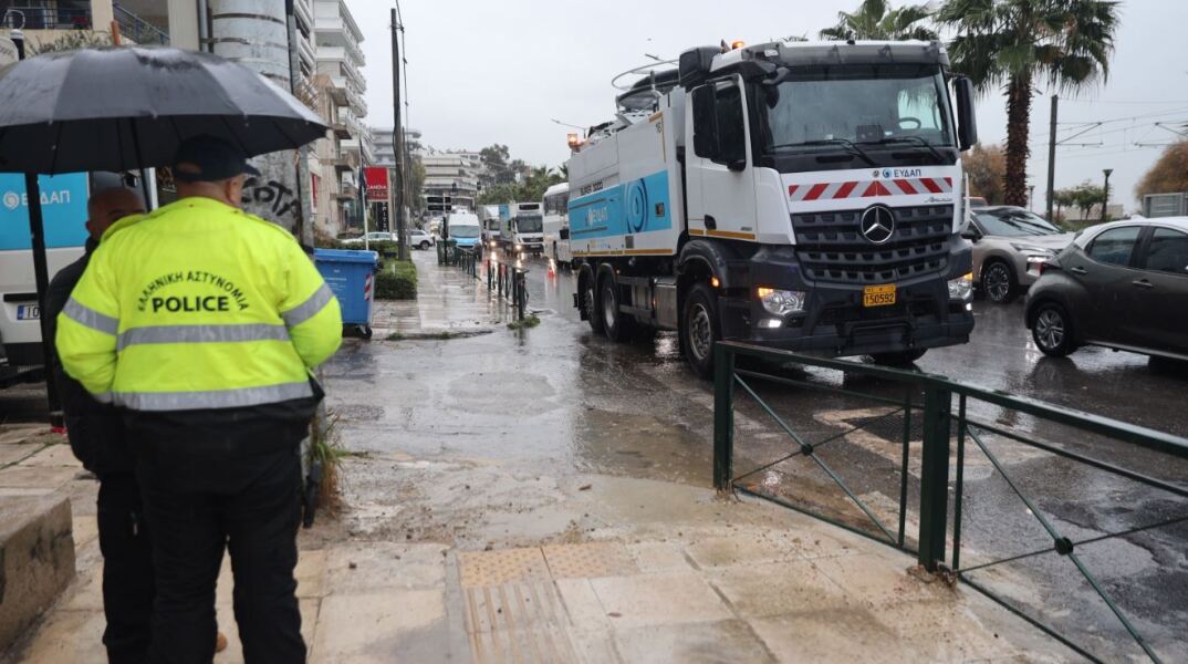 Πλημμύρισε η Παραλιακή λόγω της σφοδρής βροχόπτωσης