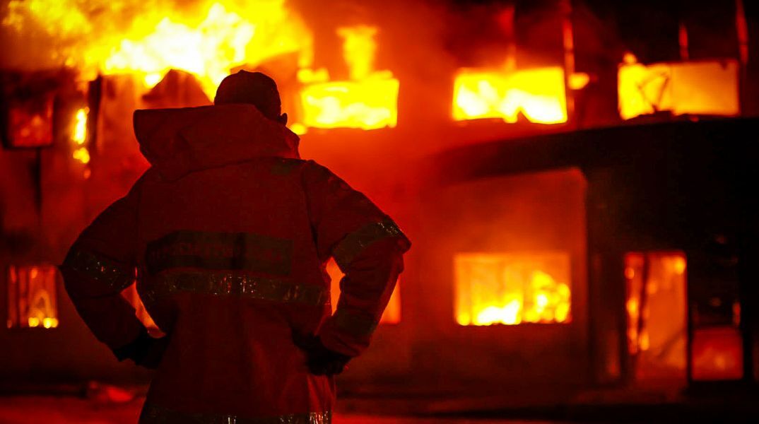 Κάηκαν ολοσχερώς οι αποθήκες του «Καραμολέγκος» στο Κορωπί - Η ανακοίνωση της εταιρίας