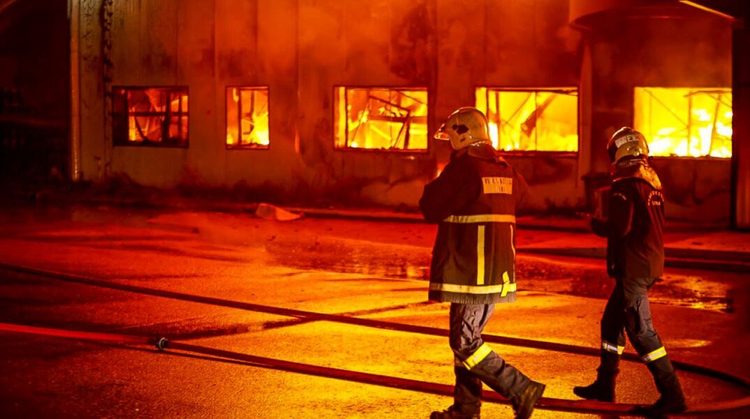 Φωτιά στο Κορωπί: Συνεχίζεται απρόσκοπτα η λειτουργία του εργοστασίου «Καραμολέγκος»