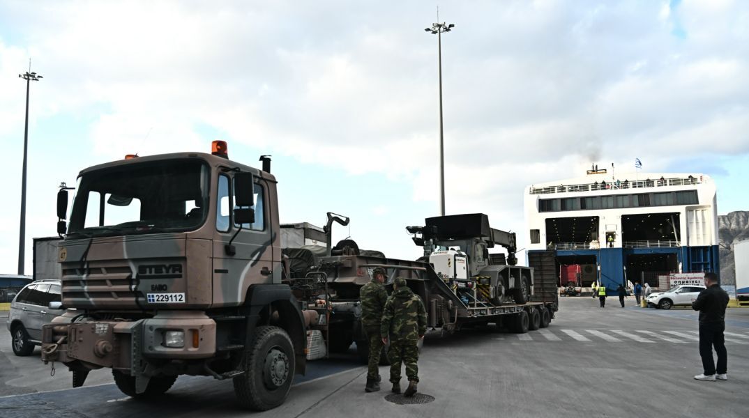 Σαντορίνη: Έφτασαν στο νησί οχήματα του Στρατού, της Πυροσβεστικής, της Αστυνομίας και του ΔΕΔΔΗΕ | Athens Voice