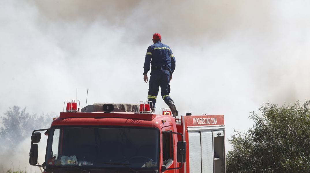 Φωτιά σε εξέλιξη στη Σαλαμίνα - Μήνυμα του 112 στους κατοίκους να είναι σε ετοιμότητα - Δυνάμεις της Πυροσβεστικής επιχειρούν στο σημείο. 