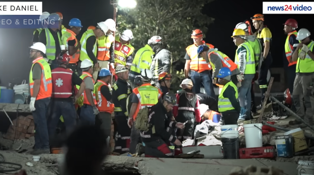 Συνεργεία διάσωσης στο κτίριο που κατέρρευσε στη Νότια Αφρική