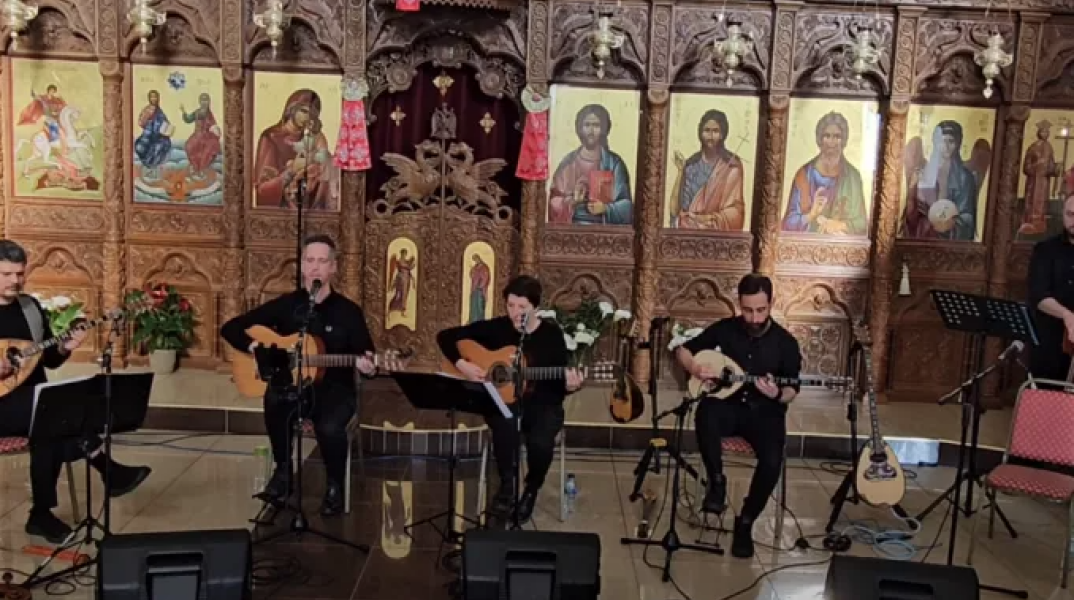 Μουσικοί σε ελληνική εκκλησία στο Μπράιτον της Βρετανίας