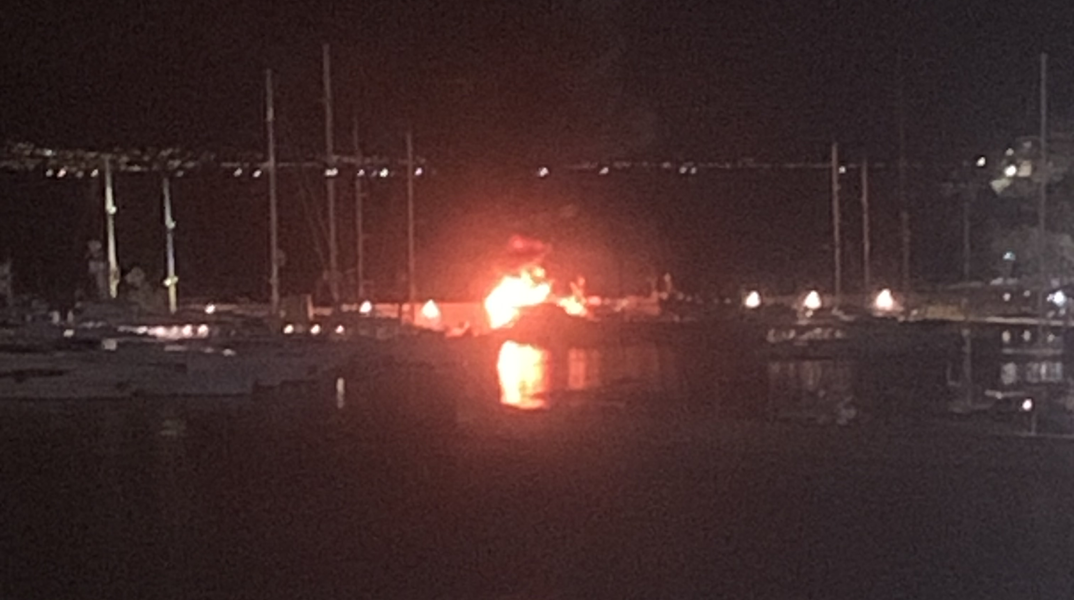 Στις φλόγες έχουν τυλιχθεί δύο σκάφη στη Μαρίνα Ζέας