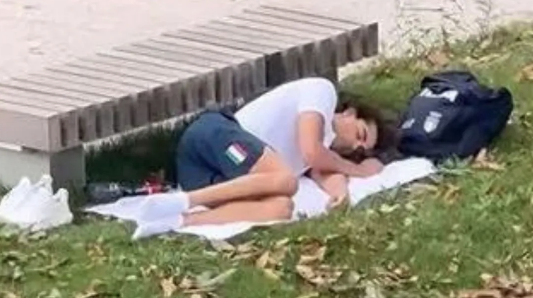ο Τόμας Τσεκόν κοιμήθηκε στο γρασίδι στο Ολυμπιακό Χωριό