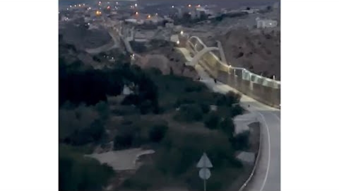 Un inmigrante salta la valla de Melilla en parapente