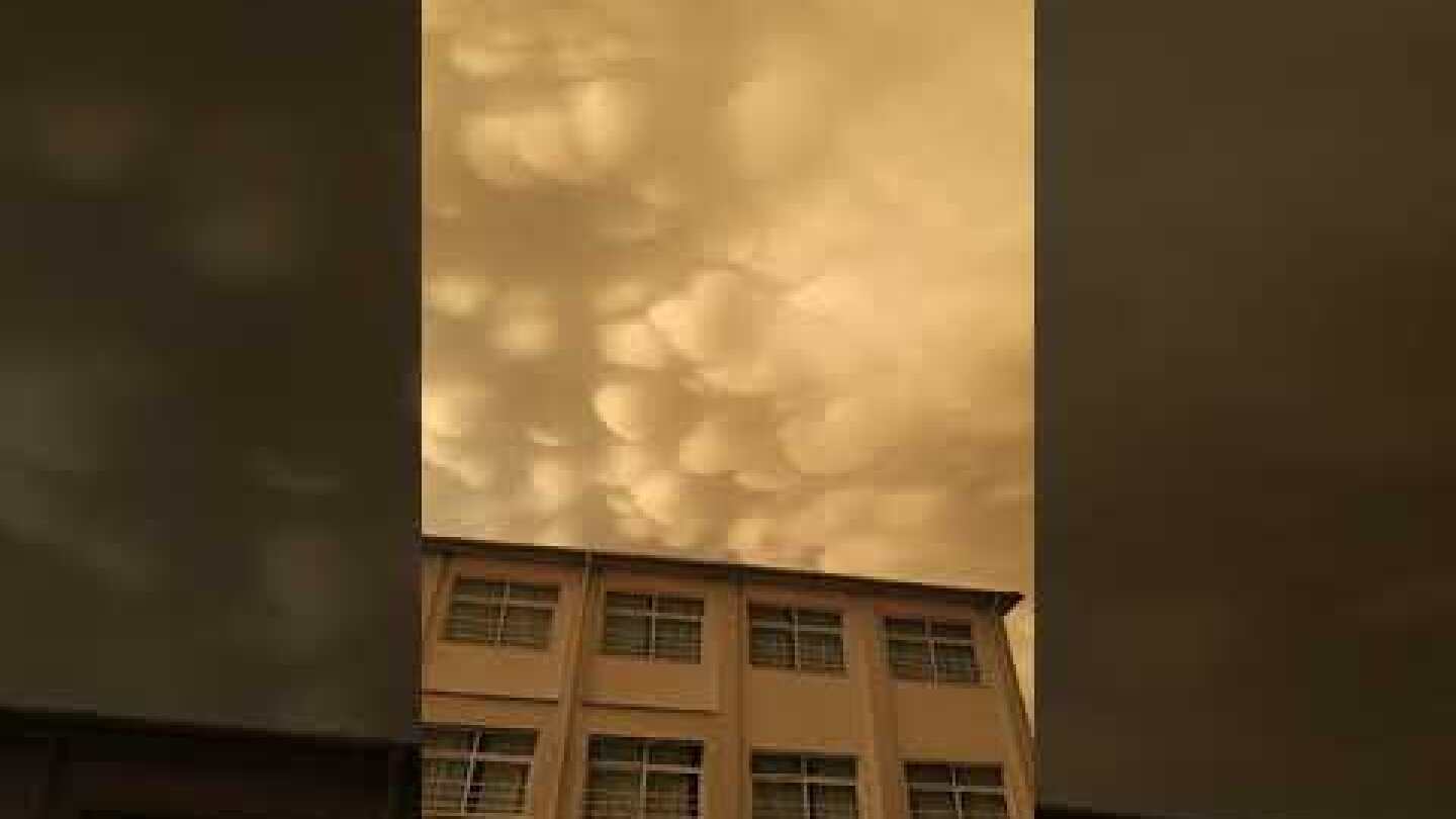 Σπάνιος σχηματισμός νεφών, mammatus clouds στη Λάρισα