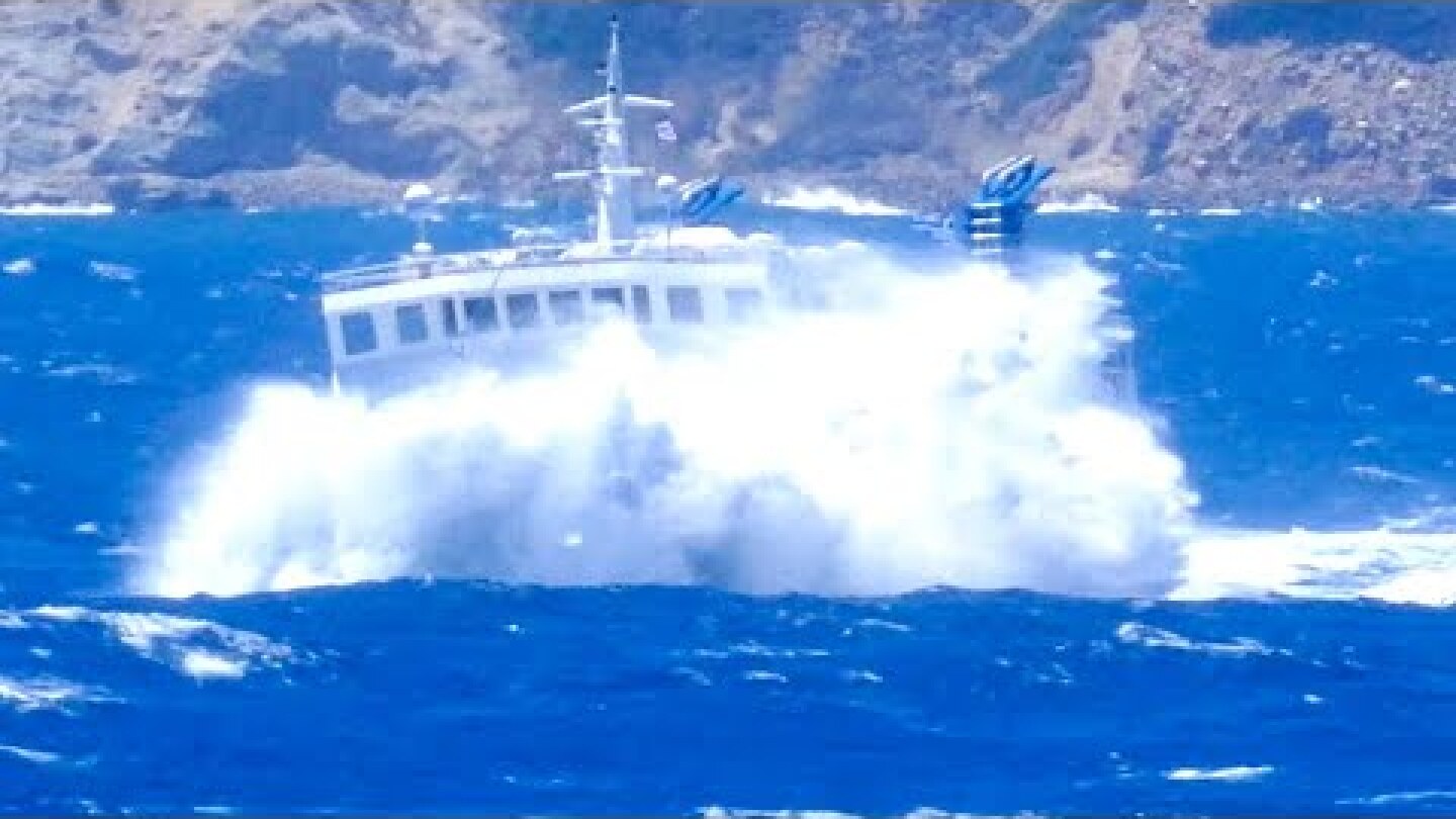 O Σκοπελίτης “παλεύει” με τα κύματα του Αιγαίου! Sailing to the rough Aegean Sea!