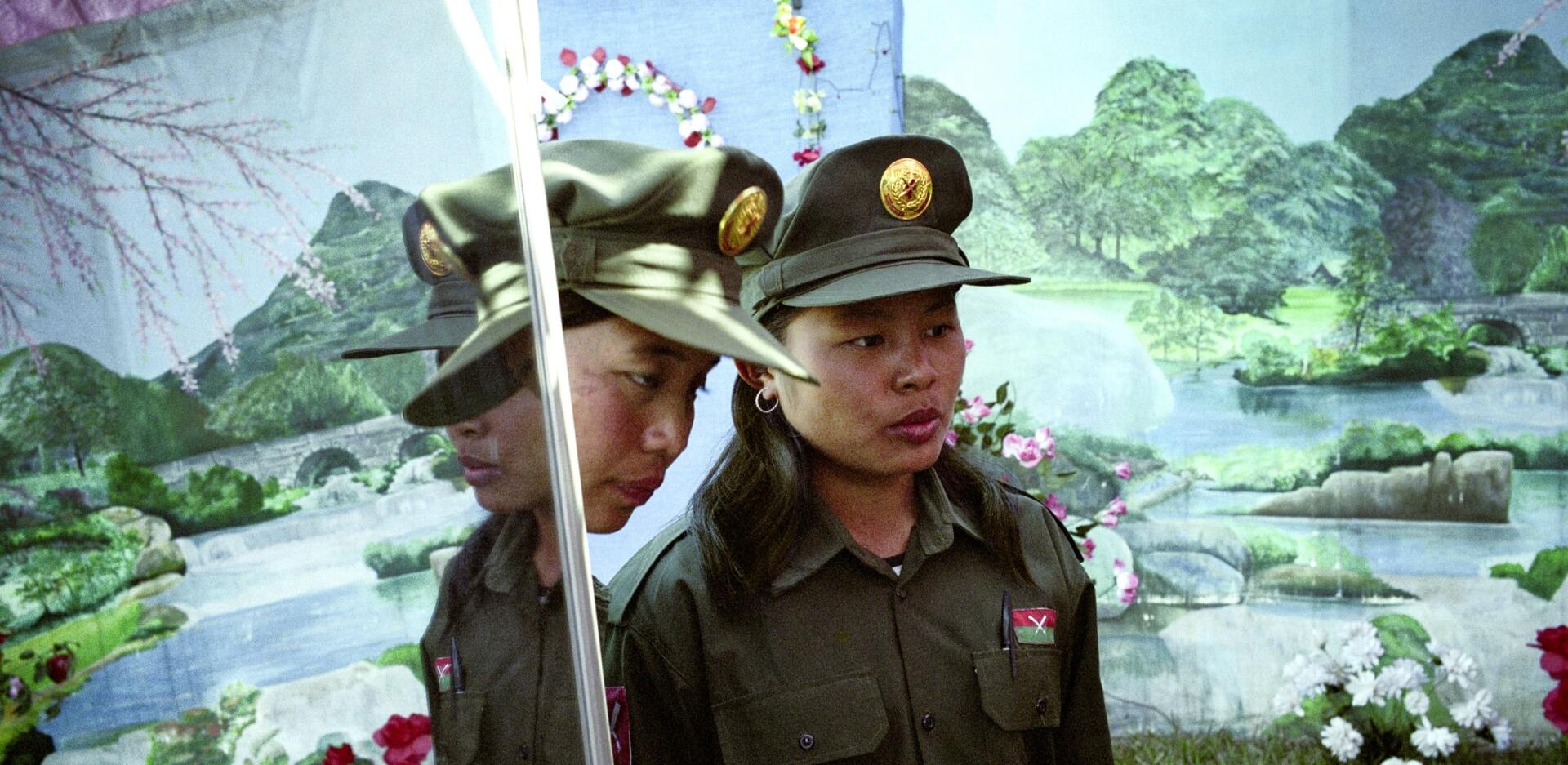 Στρατιωτίνες του αντάρτικου στρατού KIA (Kachin Independent Army) στην πόλη Myitkyina της βόρειας Myanmar