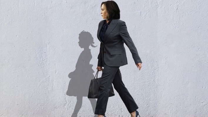 Κάμαλα Χάρις: Η προφητική εικόνα να περπατά δίπλα στη σκιά της Ruby Bridges