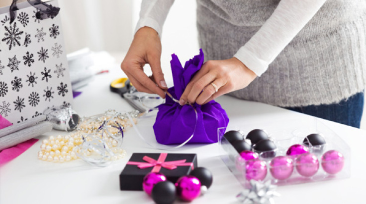 How to tie a ribbon onto a gift box 