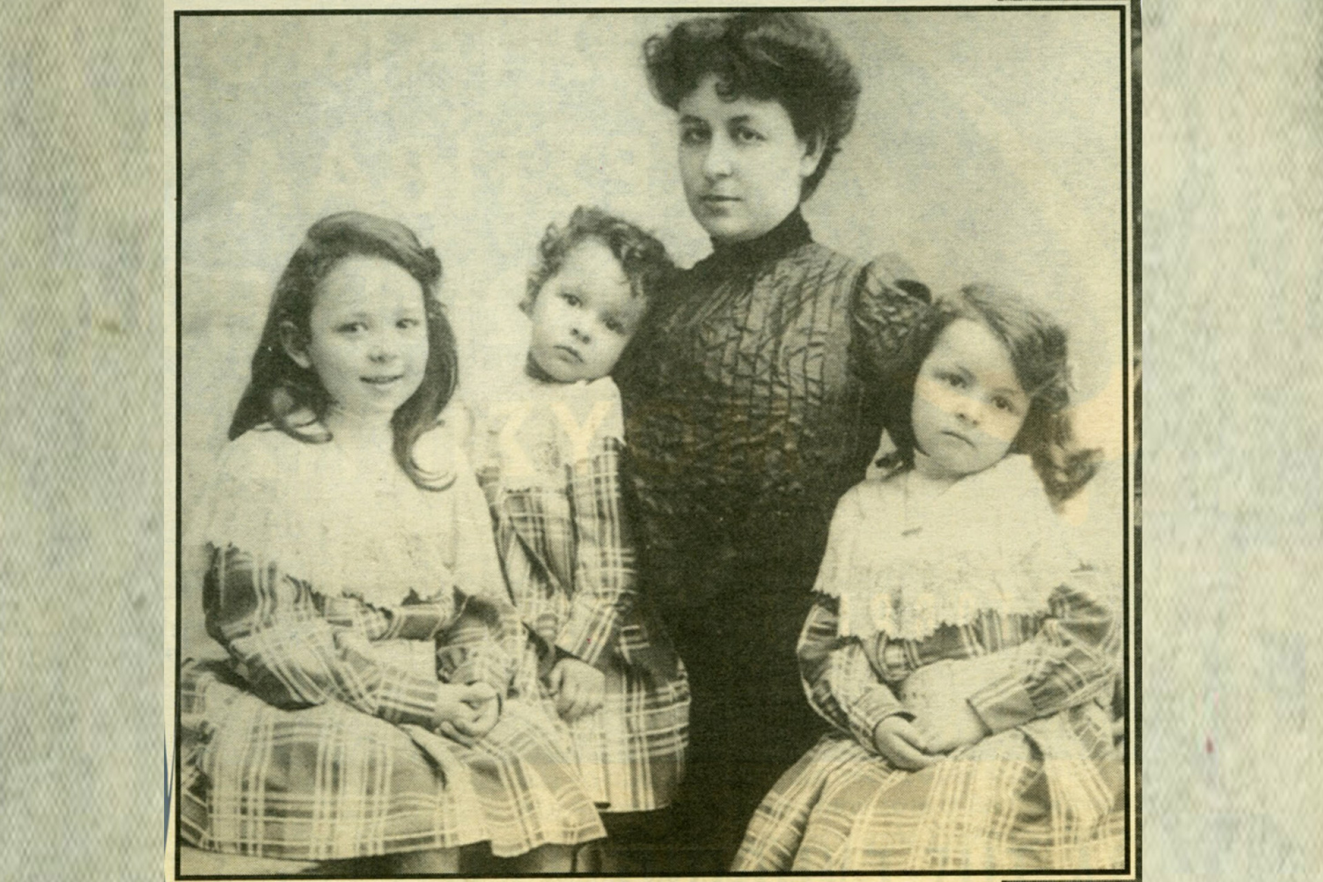 Η Πηνελόπη Δέλτα με τις κόρες της
