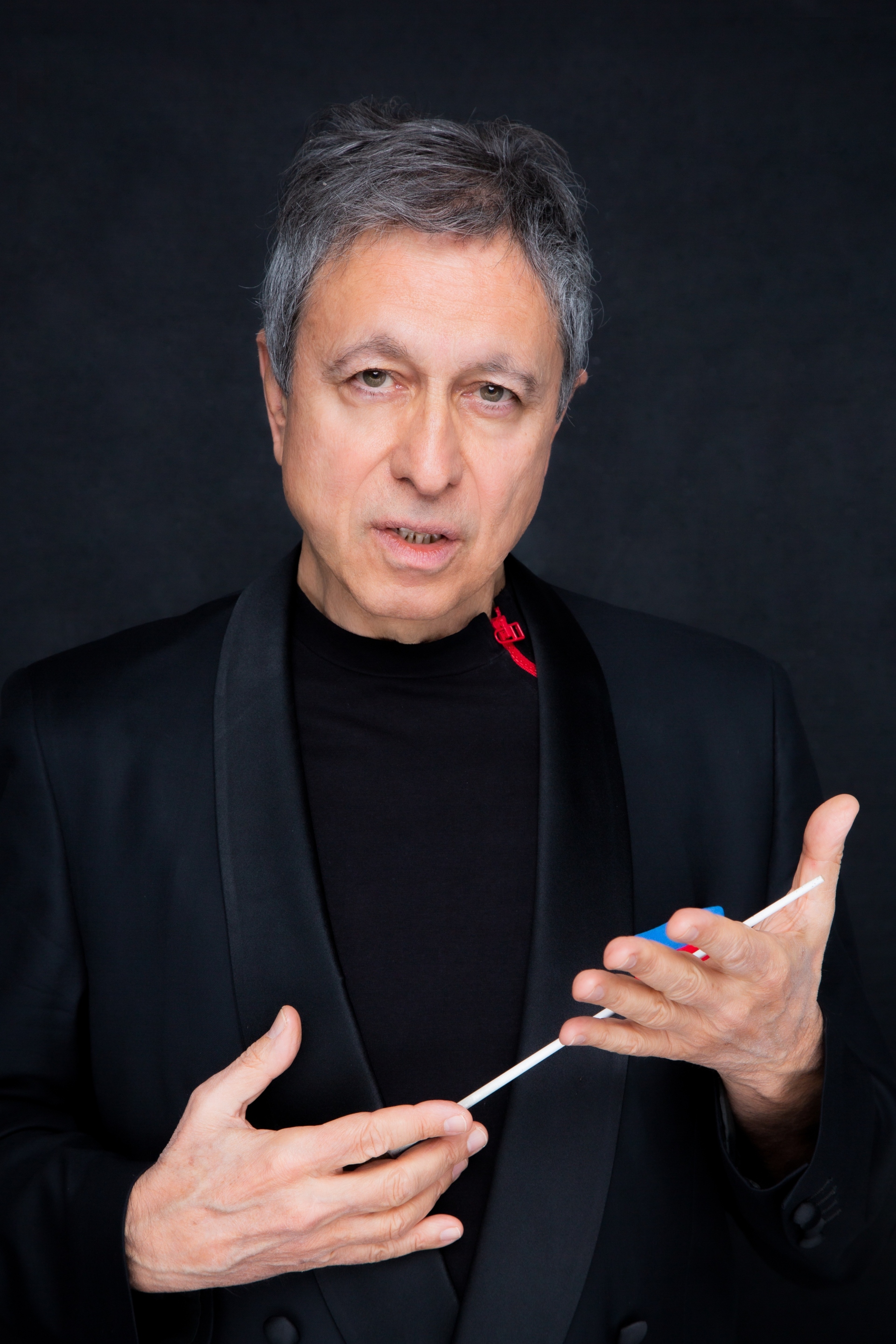 Λουκάς Καρυτινός: Συνέντευξη με τον καλλιτεχνικό διευθυντή της Κρατικής Ορχήστρας Αθηνών και διακεκριμένο μαέστρο.