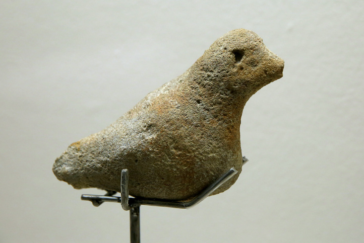  Λίθος με φυσικό σχήμα πτηνού στο οποίο λιθοξόος της εποχής των Νεάντερταλ λάξευσε την ουρά, το ράμφος και το μάτι, περ. 150.000-50.000 χρόνια, που βρέθηκε στο Φονμόρ της Γαλλίας