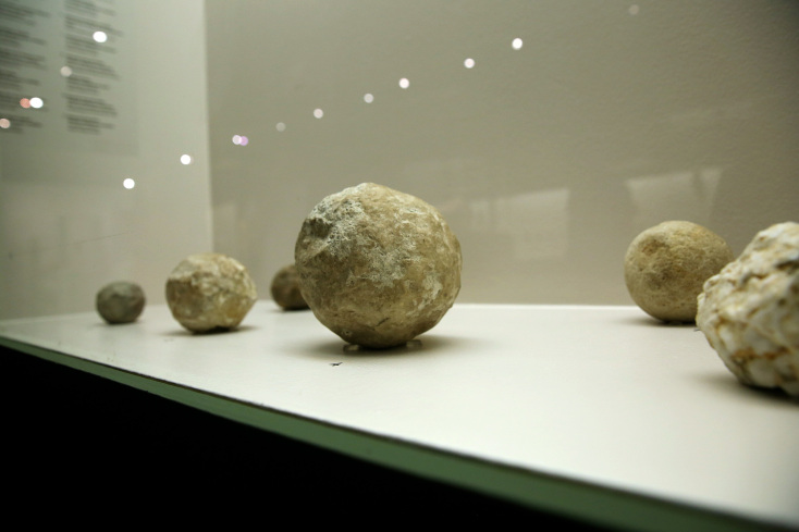 Λίθινες σφαίρες, τέχνεργα των οποίων η χρήση δεν είναι ξεκάθαρη, περίπου 1,4 εκατ. έως 200.000 χρόνια, που βρέθηκαν στην Ελλάδα, στη Γαλλία και στο Ισραήλ