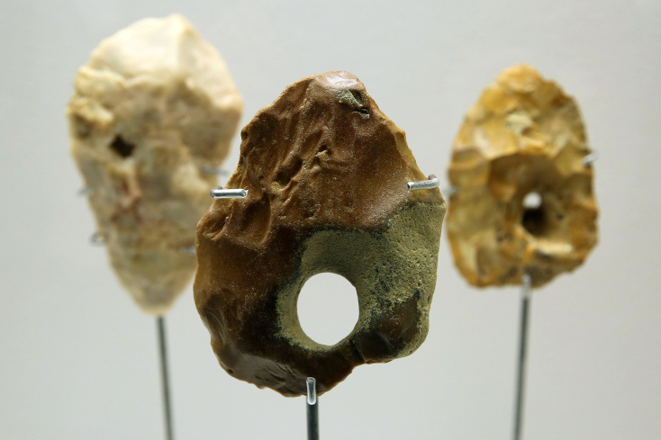 Χειροπέλεκυς με οπή, περ. 500.000 - 300.000 χρόνια, που βρέθηκε στη Γαλλία