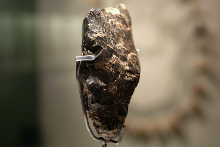 Εργαλείο με αμφιπρόσωπη λάξευση, πιθανόν κοπέας, περ. 600.000-300.000 χρόνια, που βρέθηκε στα Ροδαφνίδια της Λέσβου