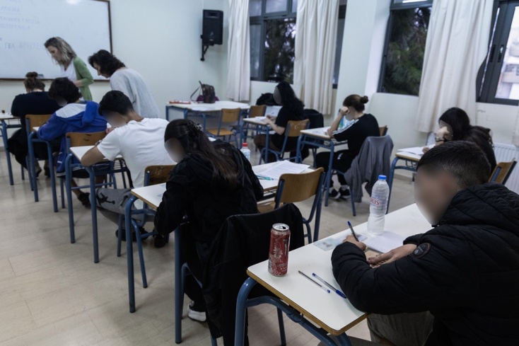 Μαθητές σκυμμένοι πάνω από το τετράδιο απαντήσεων των Πανελληνίων Εξετάσεων