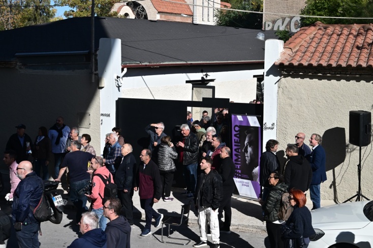 Στέφανος Κασσελάκης: Κόσμος στα γραφεία του στον Ταύρο εν αναμονή της ανακοίνωσης νέου κόμματος