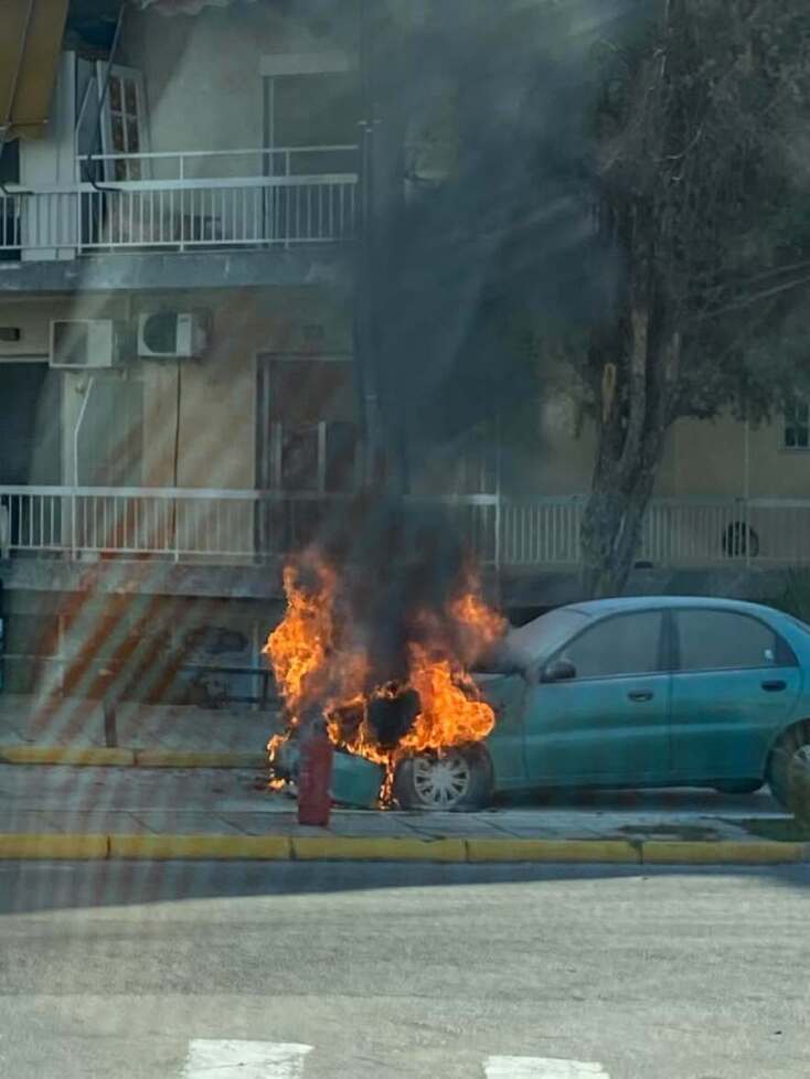 Άλιμος: Αυτοκίνητο τυλίχτηκε στις φλόγες εν κινήσει - Τι συνέβη