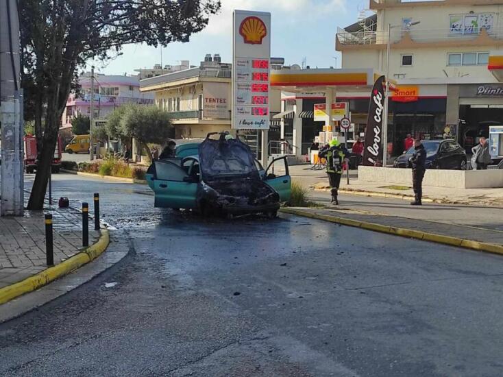 Άλιμος: Αυτοκίνητο τυλίχτηκε στις φλόγες εν κινήσει - Τι συνέβη