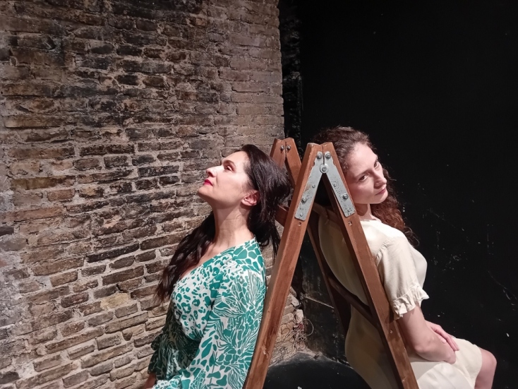 Η Άντρια Ράπτη και η Μιράντα Ζησιμοπούλου στην "Περσεφόνη" που σκηνοθετεί η Άσπα Τομπούλη