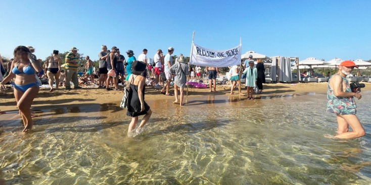 Διαμαρτυρία της Κίνησης Πολιτών Πάρου για Ελεύθερες Παραλίες στη μικρή Σάντα Μαρία, 2023