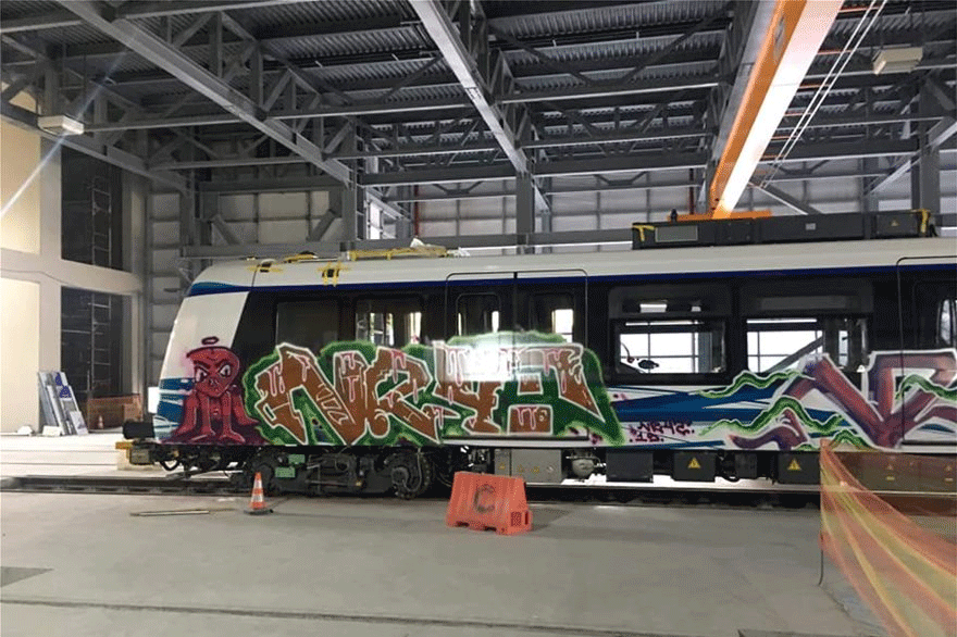 Έκαναν γκράφιτι στα βαγόνια του Μετρό Θεσσαλονίκης